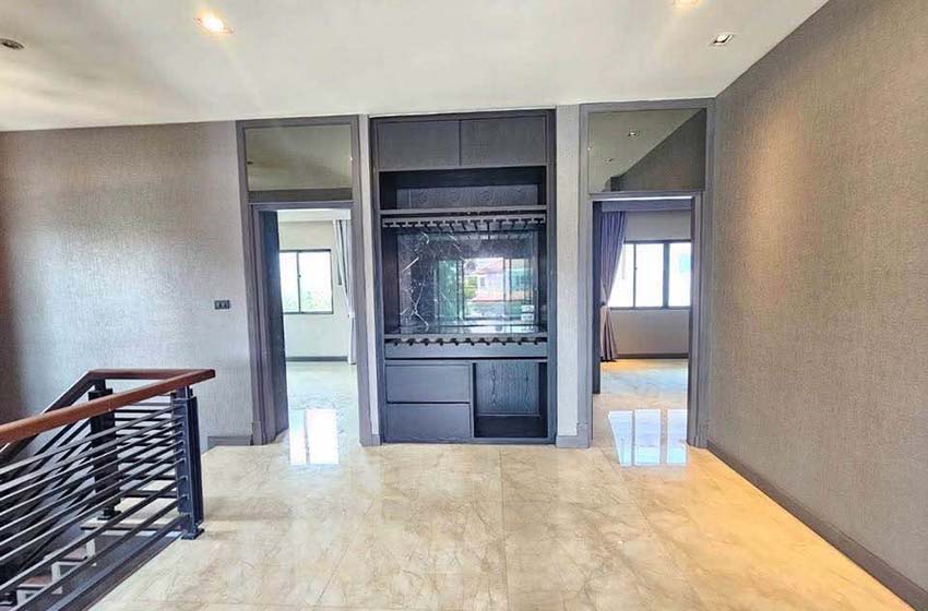 House with Shared Pool in Chaengwattana (near Nichada Thani) 